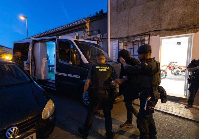 Golpe de la Guardia Civil contra el tráfico de drogas con más de 25 detenidos en Granada